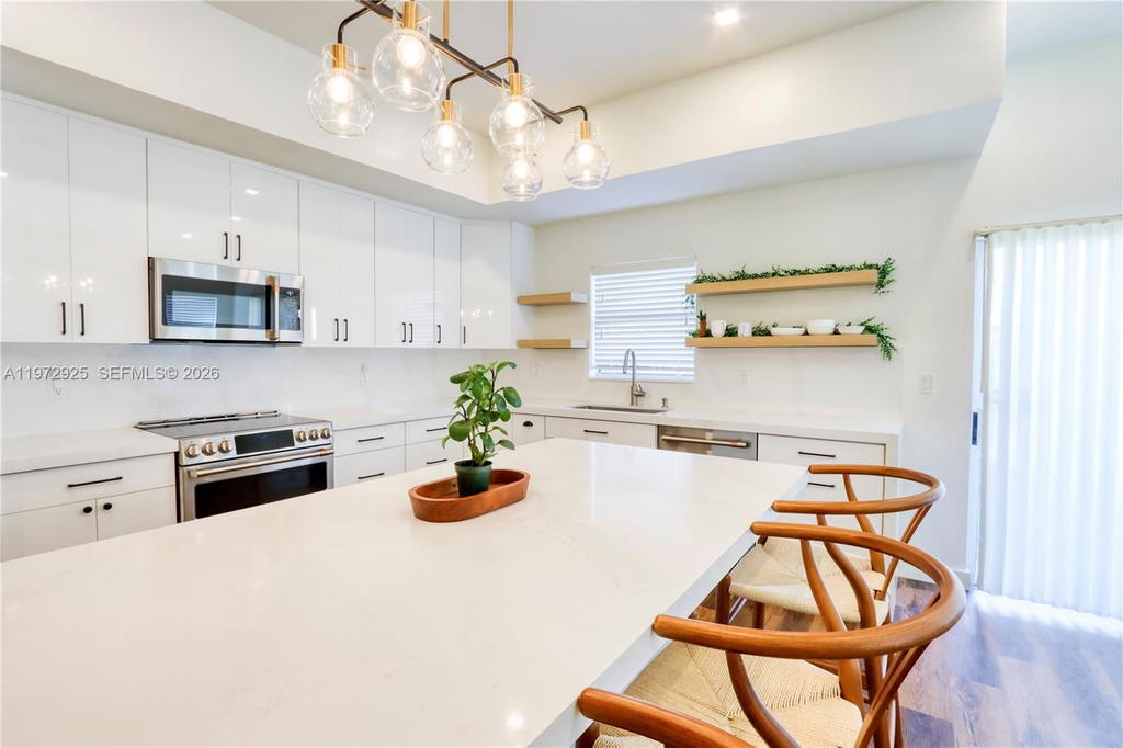 Real estate property located at 8905 221st Ter, Miami-dade, Lakes By The Bay Jay, Cutler Bay, FL