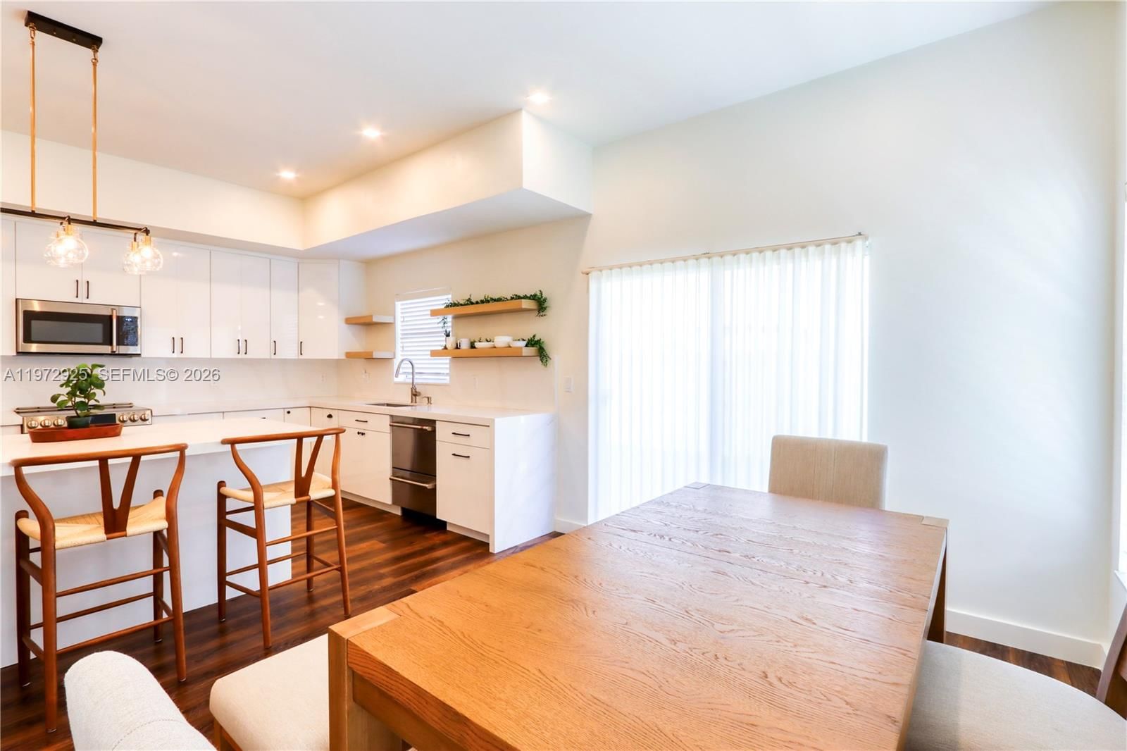 Real estate property located at 8905 221st Ter, Miami-dade, Lakes By The Bay Jay, Cutler Bay, FL