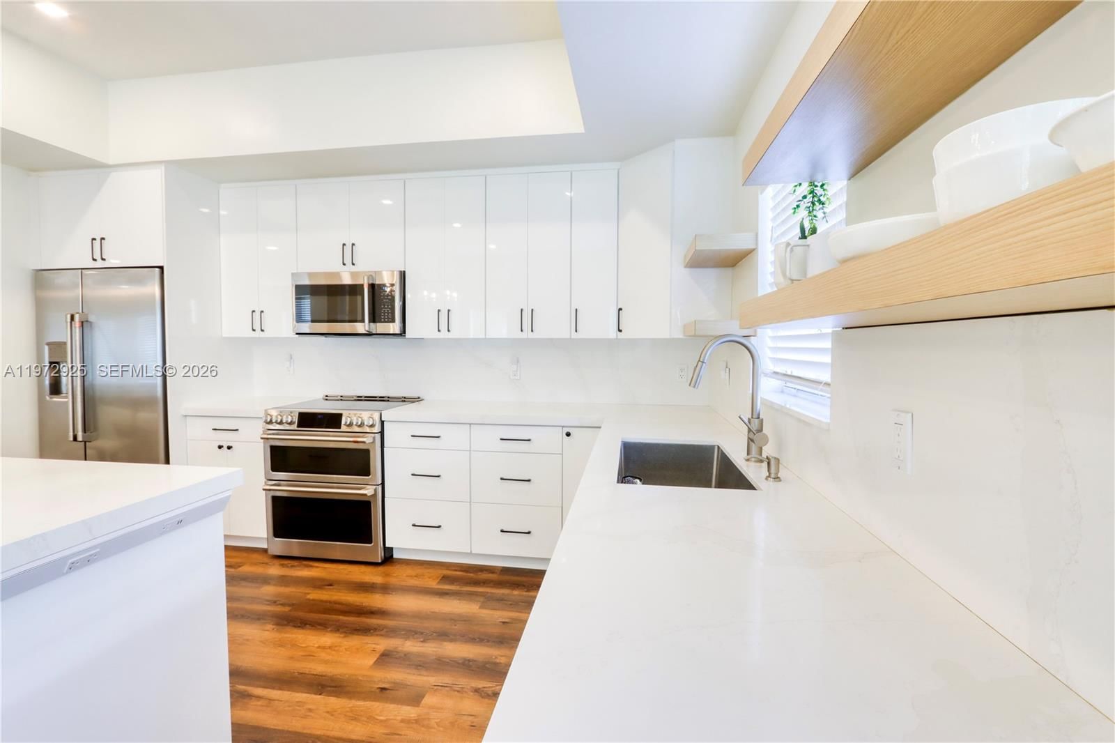 Real estate property located at 8905 221st Ter, Miami-dade, Lakes By The Bay Jay, Cutler Bay, FL