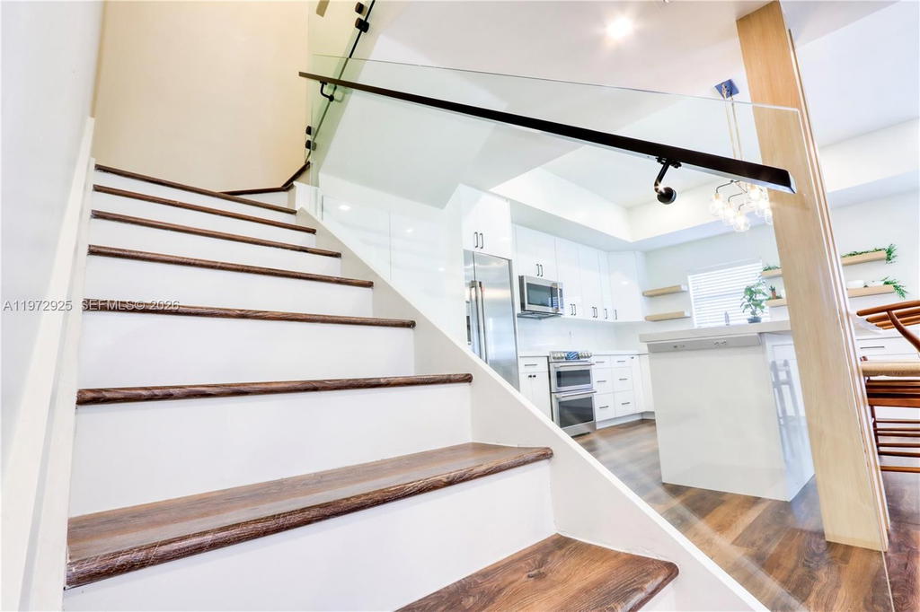 Real estate property located at 8905 221st Ter, Miami-dade, Lakes By The Bay Jay, Cutler Bay, FL