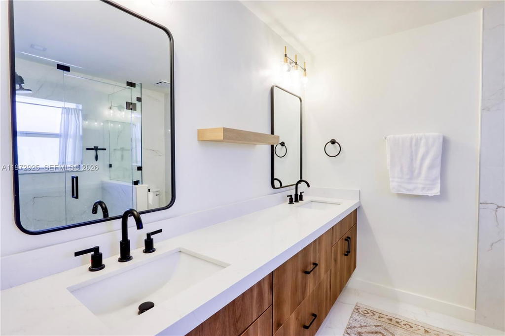 Real estate property located at 8905 221st Ter, Miami-dade, Lakes By The Bay Jay, Cutler Bay, FL