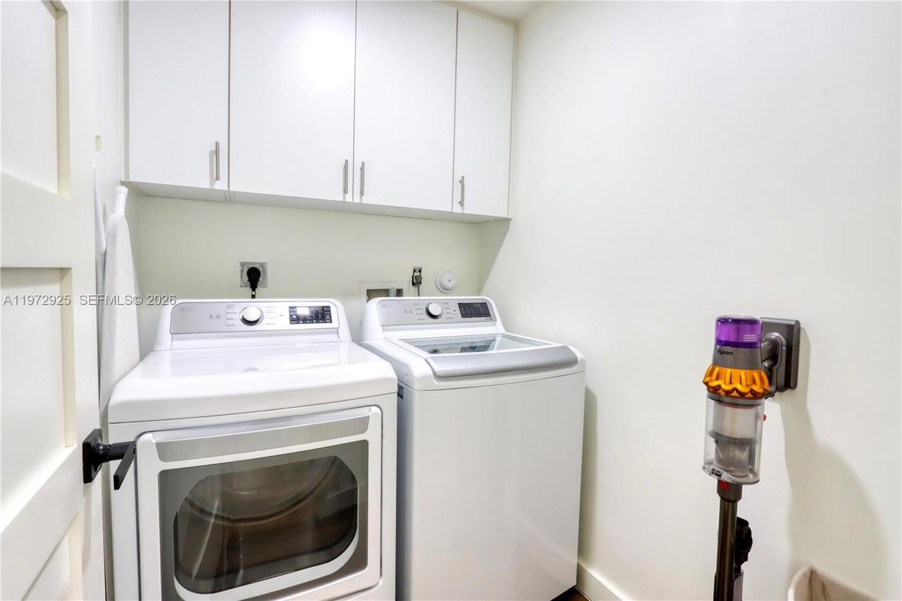 Real estate property located at 8905 221st Ter, Miami-dade, Lakes By The Bay Jay, Cutler Bay, FL