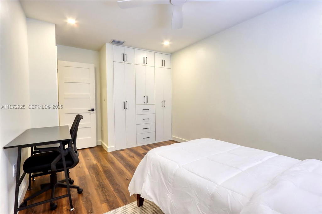 Real estate property located at 8905 221st Ter, Miami-dade, Lakes By The Bay Jay, Cutler Bay, FL