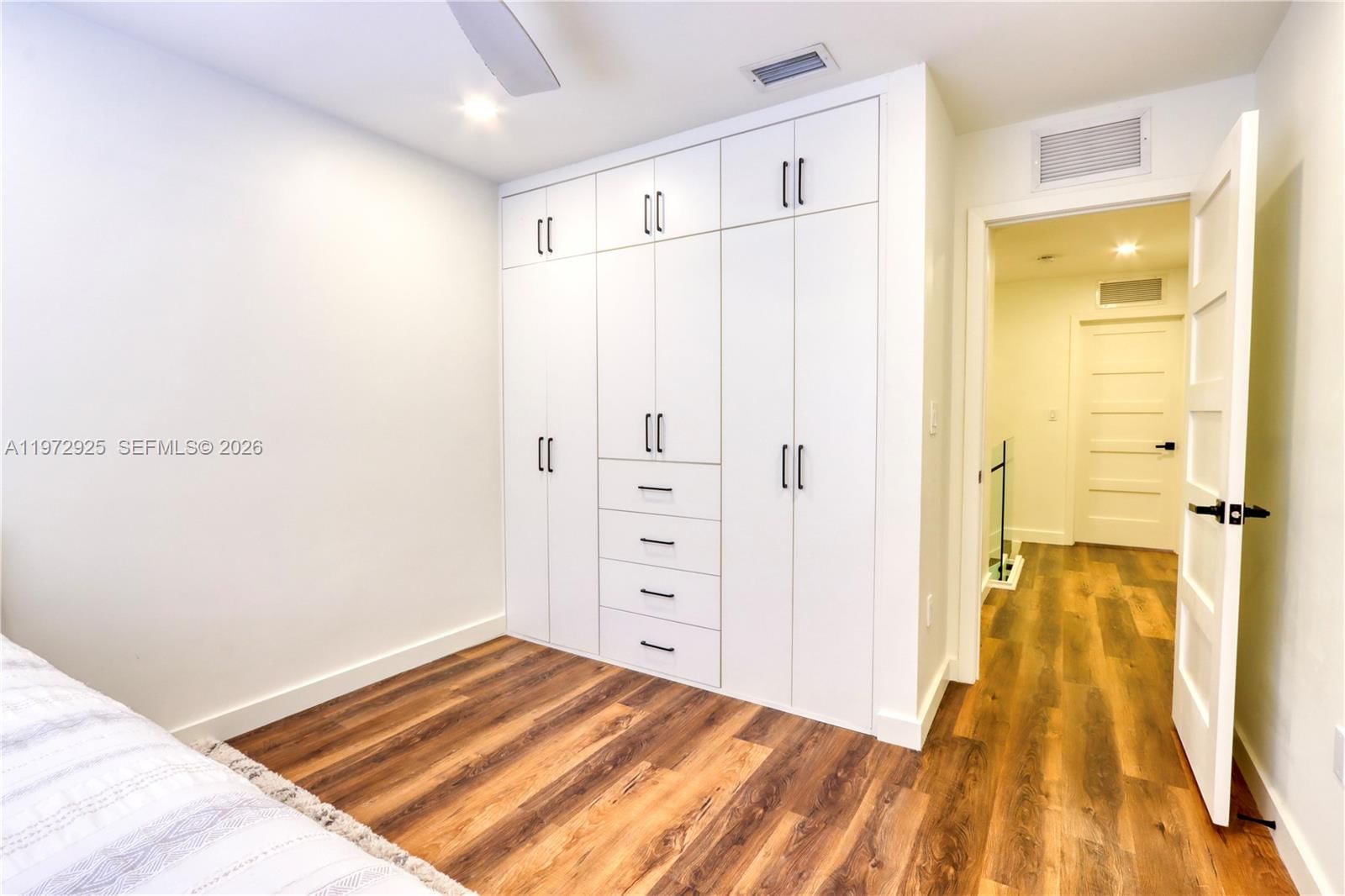Real estate property located at 8905 221st Ter, Miami-dade, Lakes By The Bay Jay, Cutler Bay, FL