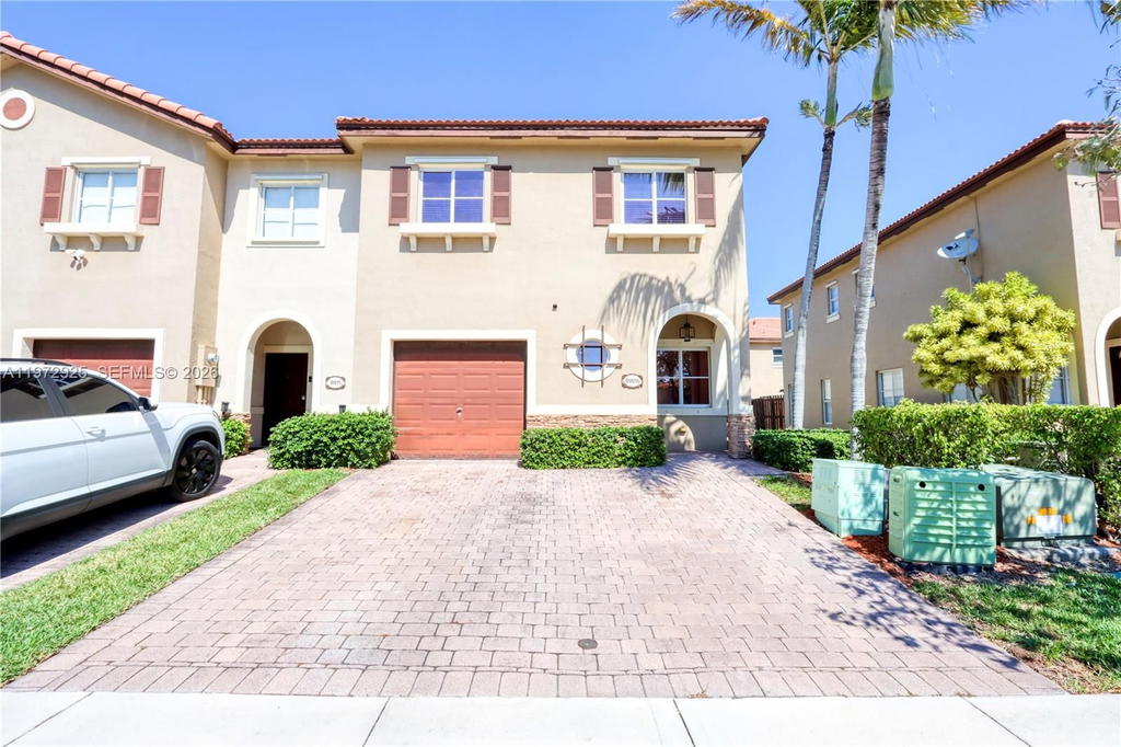 Real estate property located at 8905 221st Ter, Miami-dade, Lakes By The Bay Jay, Cutler Bay, FL
