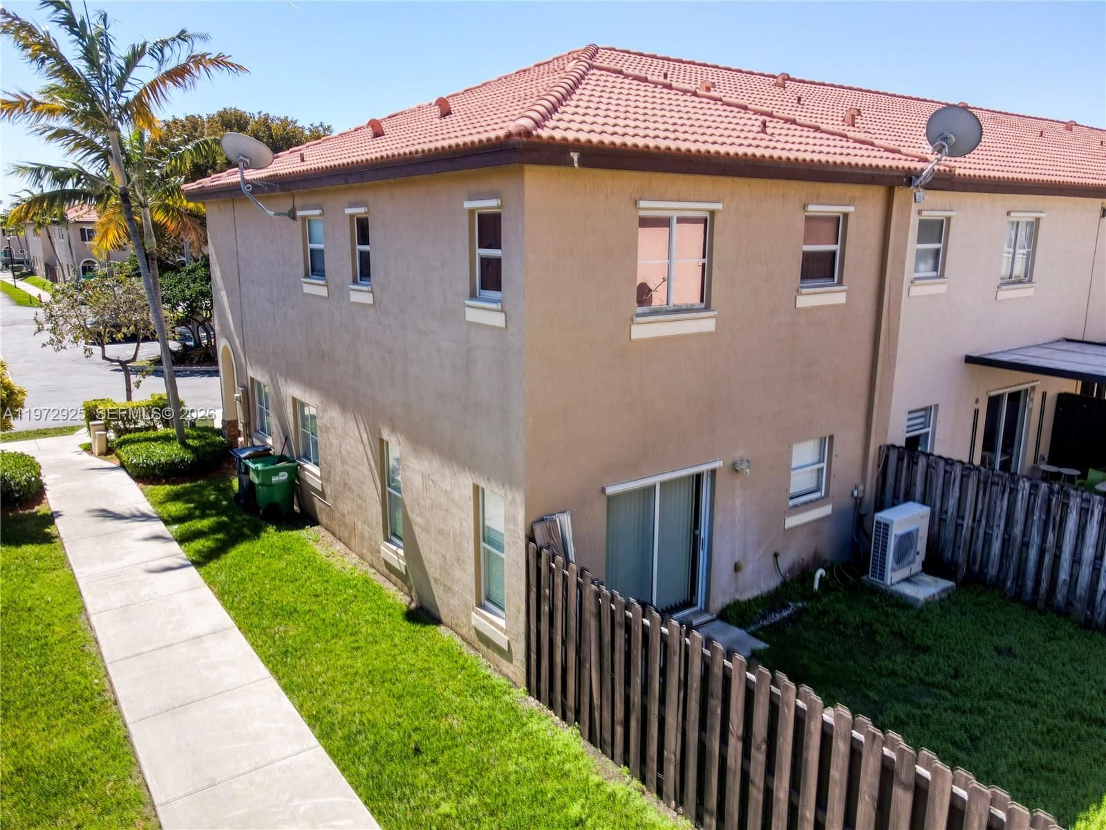 Real estate property located at 8905 221st Ter, Miami-dade, Lakes By The Bay Jay, Cutler Bay, FL