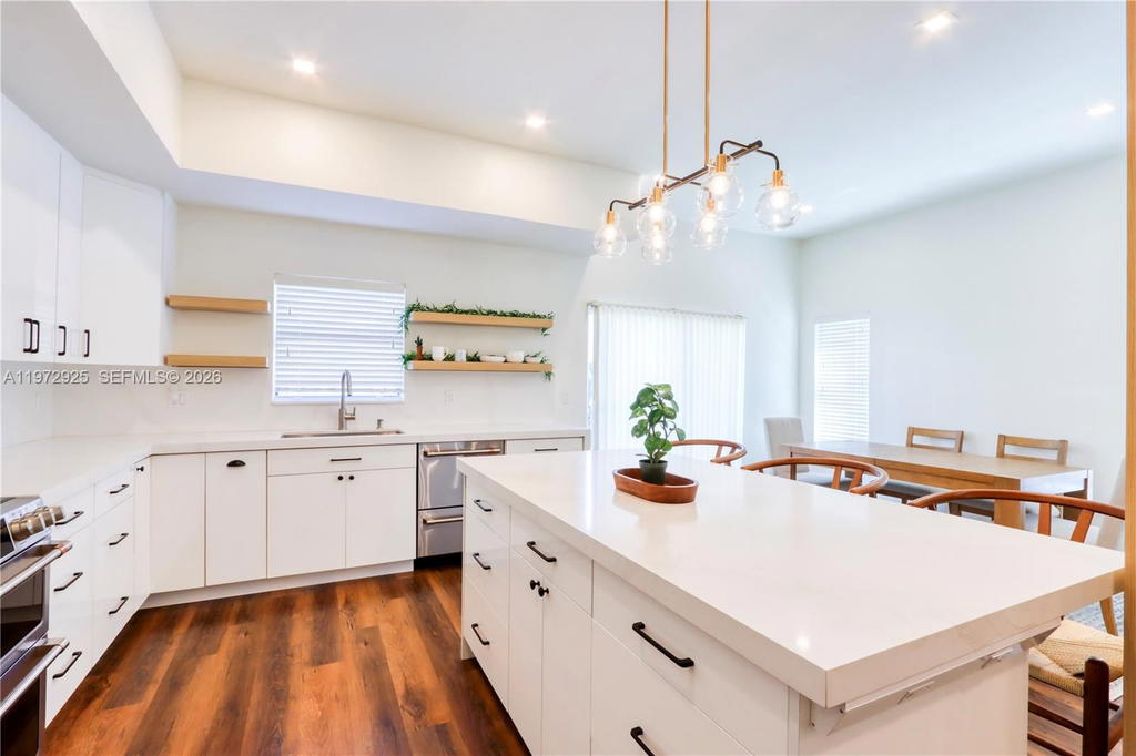 Real estate property located at 8905 221st Ter, Miami-dade, Lakes By The Bay Jay, Cutler Bay, FL