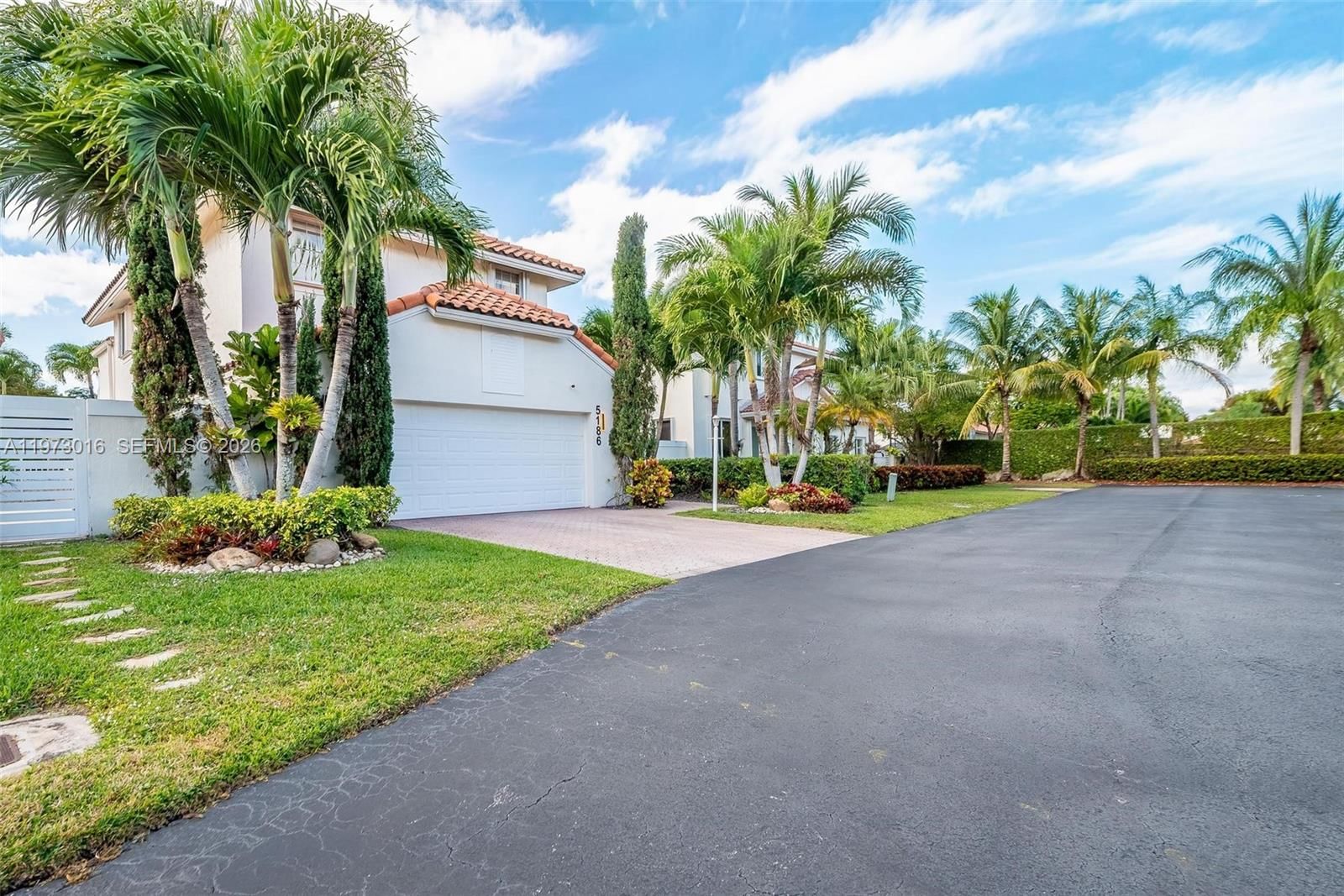 Real estate property located at 5186 106th Ave, Miami-dade, Doral Glen T-17816, Doral, FL