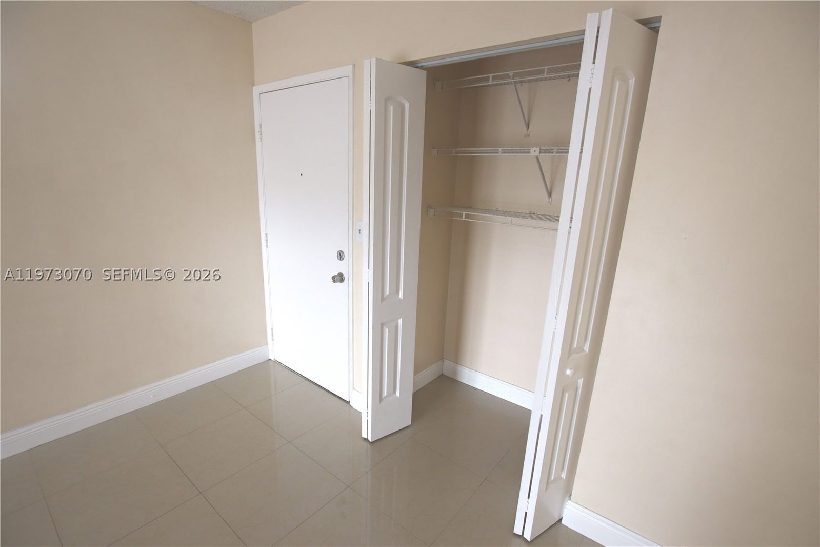 Real estate property located at 690 Park Dr #2-204, Miami-dade, West Gardens Village Cond, Miami, FL