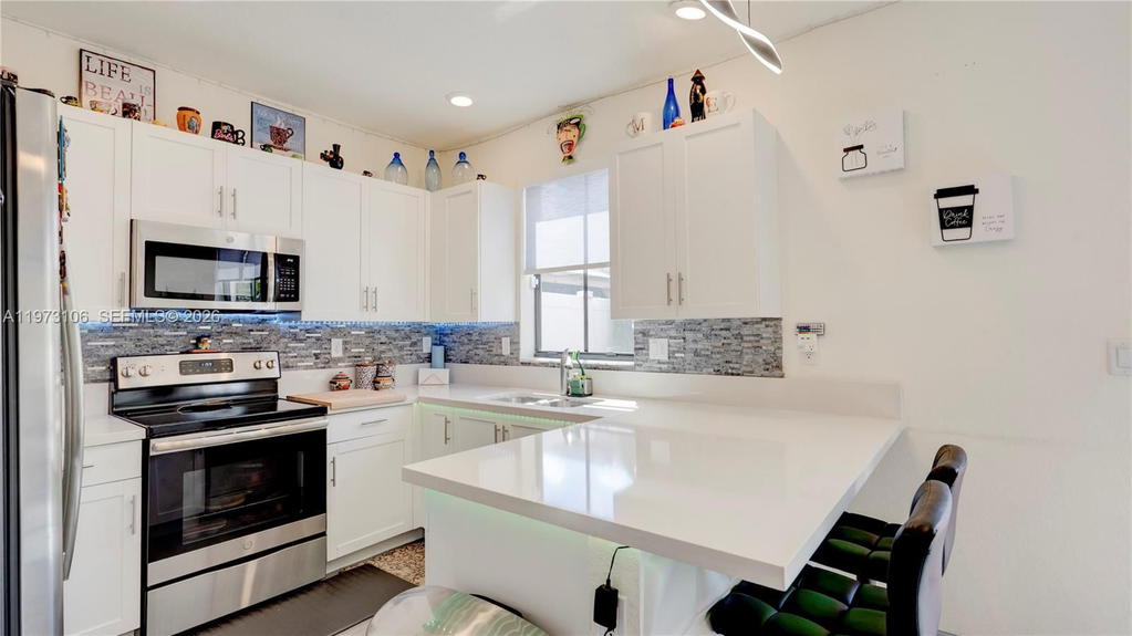 Real estate property located at 3494 106th Ter, Miami-dade, Aquabella Section Two, Hialeah, FL