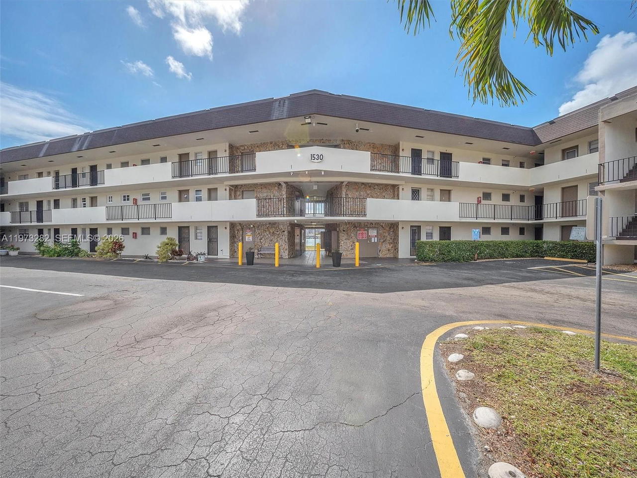 Real estate property located at 1530 191st St #306, Miami-dade, Third Horizons Condo, Miami, FL