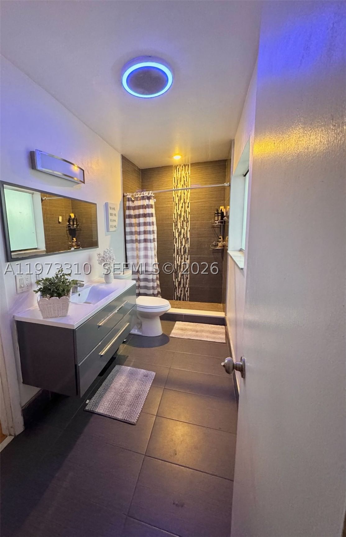 Real estate property located at 5685 194th Ln, Miami-dade, Lakes Of Acadia Unit One, Miami Gardens, FL