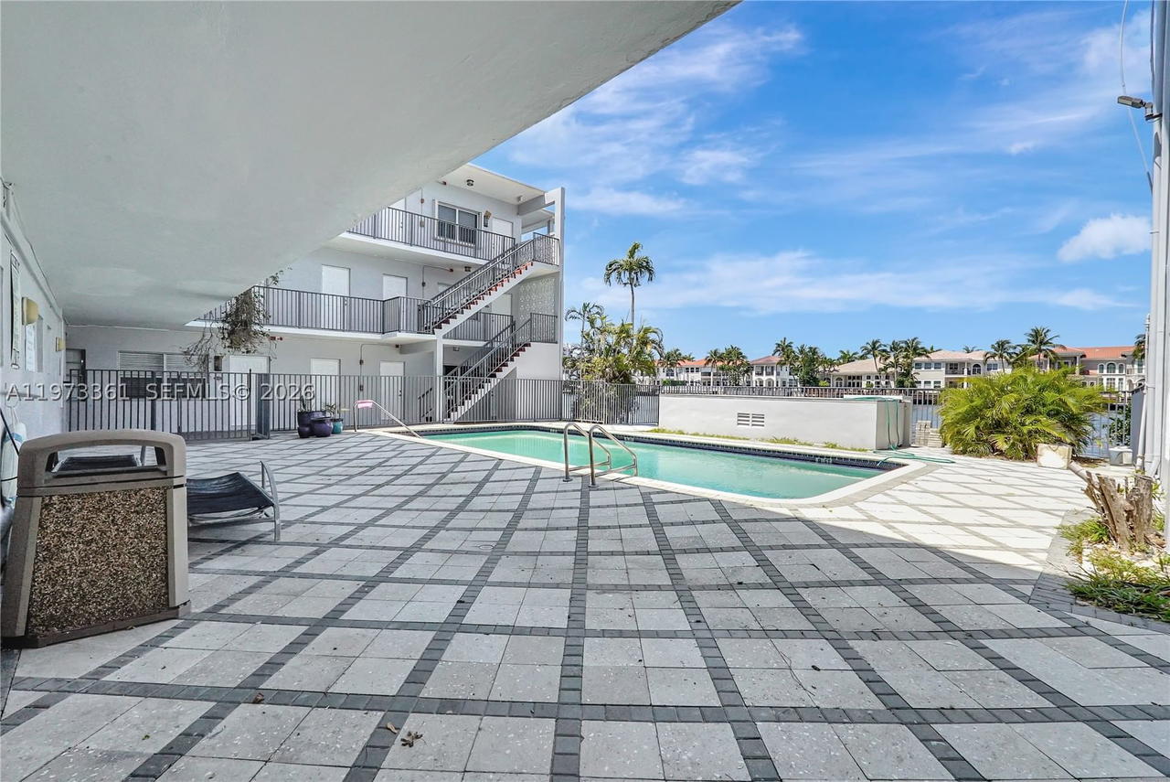 Real estate property located at 2200 Ocean Dr N102, Broward, Waterway @ Hollywood Beac, Hollywood, FL