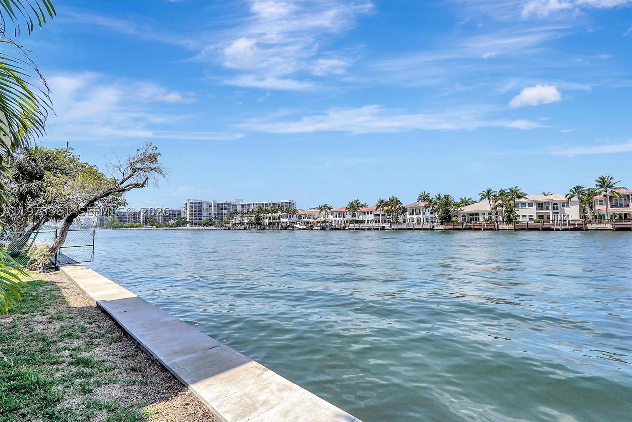 Real estate property located at 2200 Ocean Dr N102, Broward, Waterway @ Hollywood Beac, Hollywood, FL