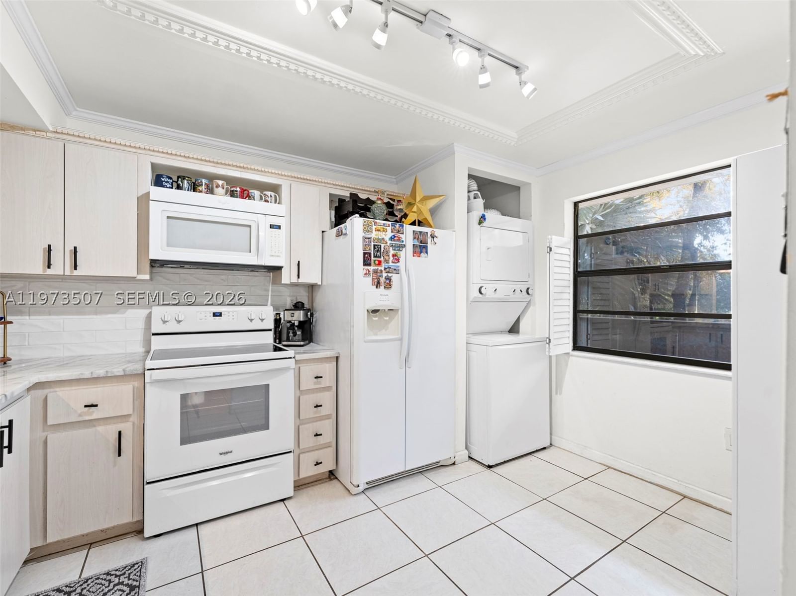 Real estate property located at 901 Colony Point Circle #304, Broward, Colony Point 6 Condo, Pembroke Pines, FL
