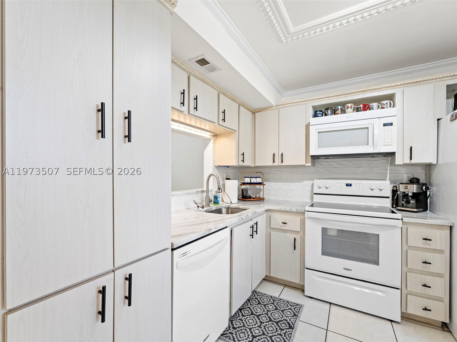 Real estate property located at 901 Colony Point Circle #304, Broward, Colony Point 6 Condo, Pembroke Pines, FL