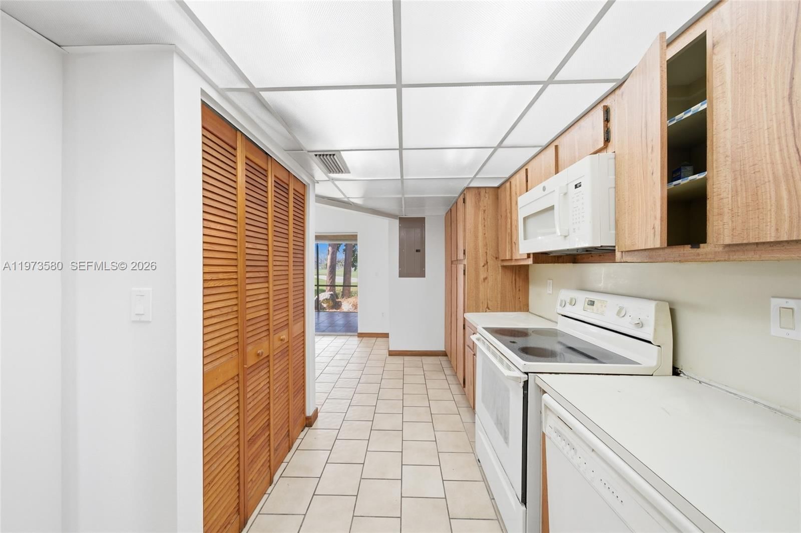 Real estate property located at 14371 Kendale Lakes Cir, Miami-dade, Catalonia Lake Villas, Miami, FL