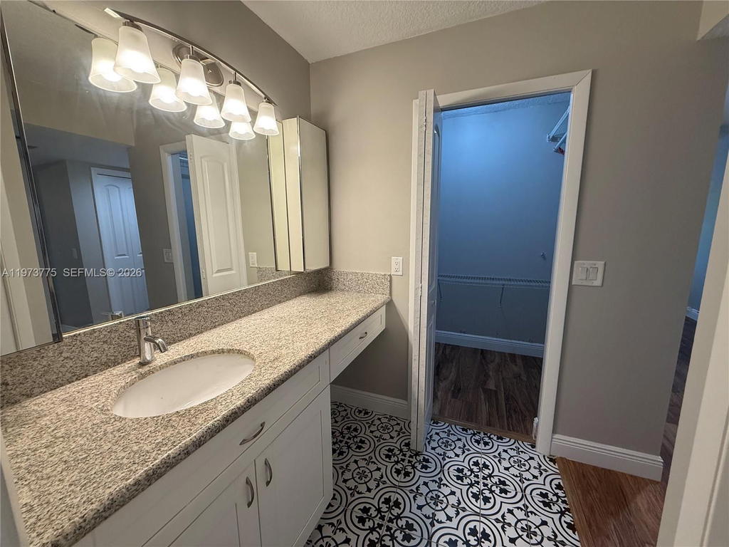 Real estate property located at 302 Lakeview Dr #204, Broward, Racquet Club Apts At Bona, Weston, FL