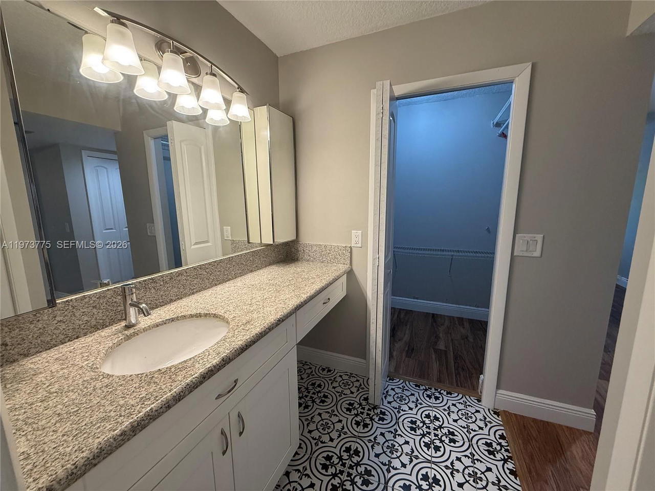 Real estate property located at 302 Lakeview Dr #204, Broward, Racquet Club Apts At Bona, Weston, FL