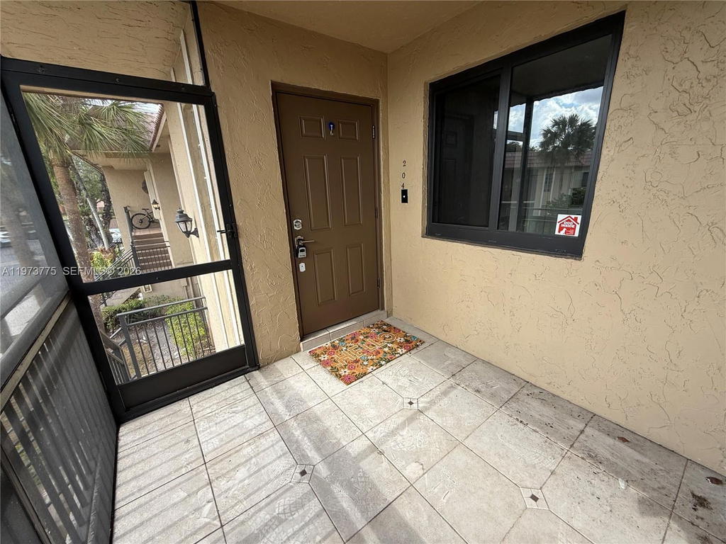 Real estate property located at 302 Lakeview Dr #204, Broward, Racquet Club Apts At Bona, Weston, FL
