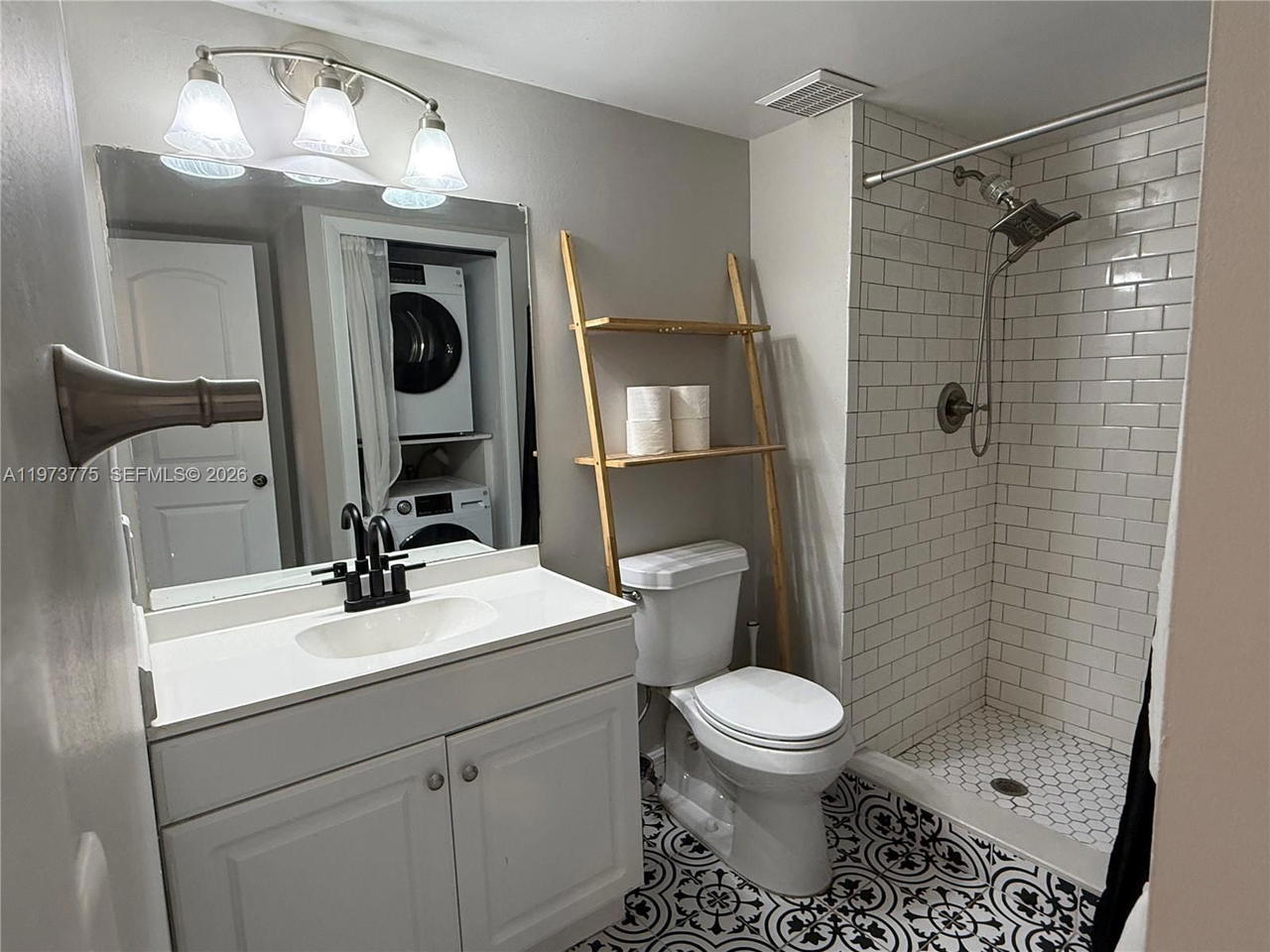 Real estate property located at 302 Lakeview Dr #204, Broward, Racquet Club Apts At Bona, Weston, FL