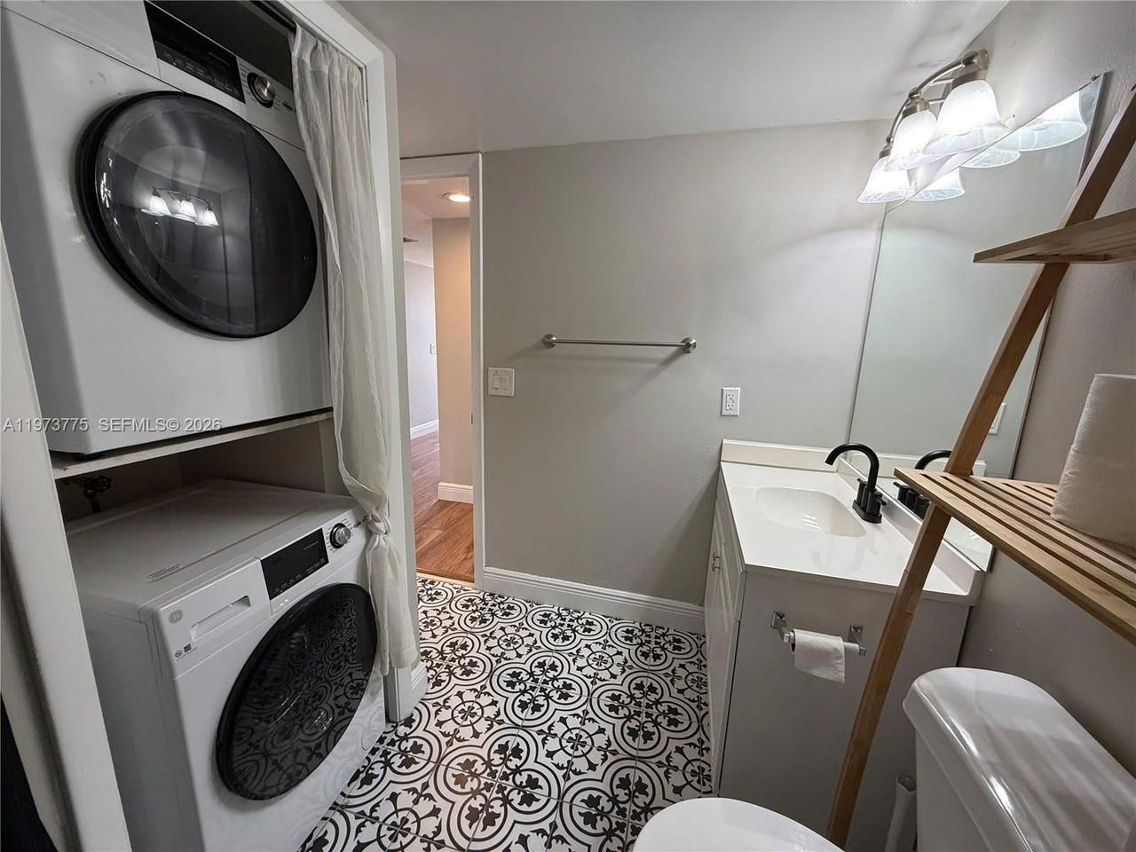 Real estate property located at 302 Lakeview Dr #204, Broward, Racquet Club Apts At Bona, Weston, FL