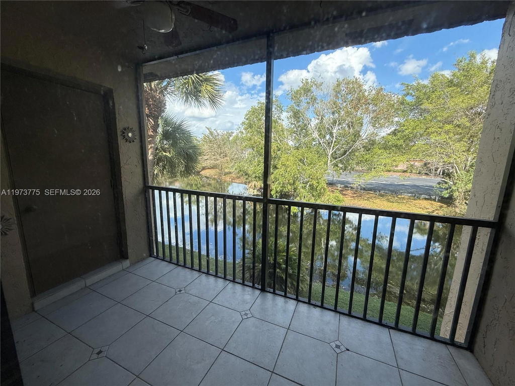 Real estate property located at 302 Lakeview Dr #204, Broward, Racquet Club Apts At Bona, Weston, FL