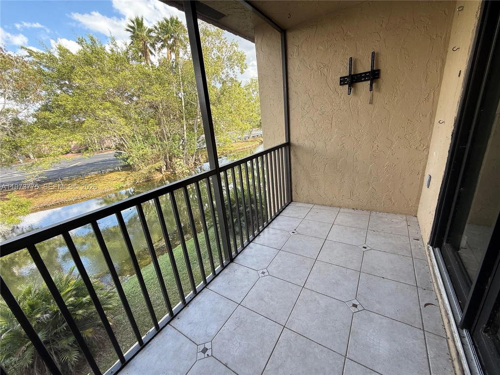 Real estate property located at 302 Lakeview Dr #204, Broward, Racquet Club Apts At Bona, Weston, FL