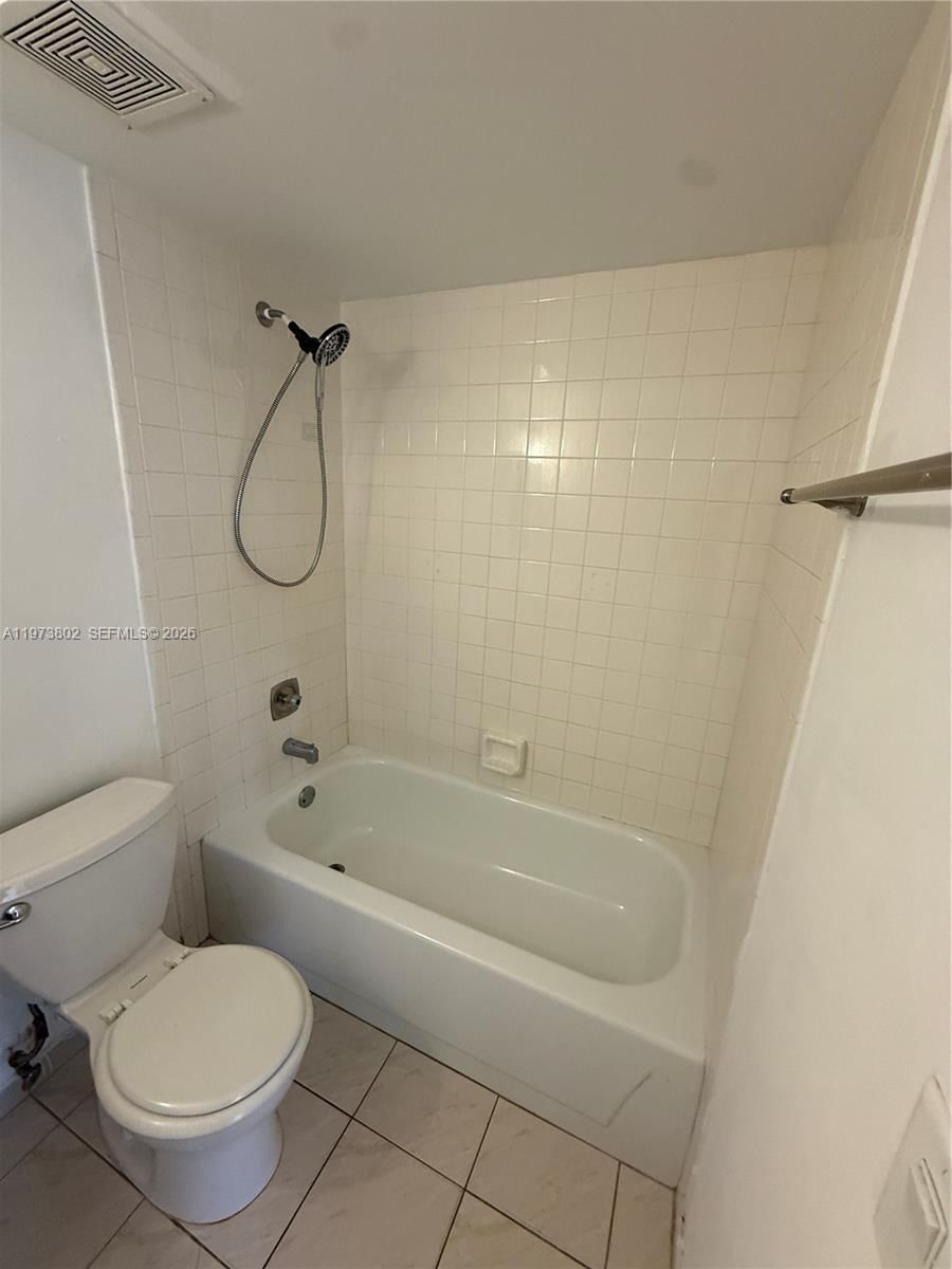 Real estate property located at 2540 67th Pl #202-28, Miami-dade, Lago Grande Two Condo, Hialeah, FL