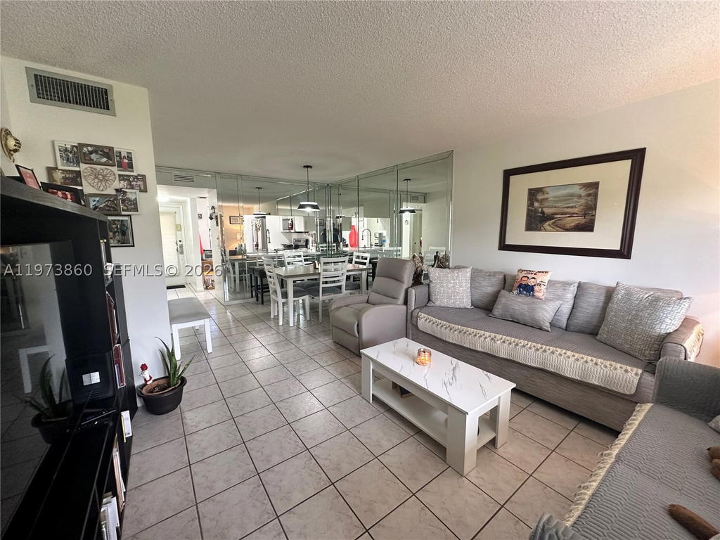 Real estate property located at 10434 Sunrise Lakes Blvd #102, Broward, Sunrise Lakes 218 Condo, Sunrise, FL