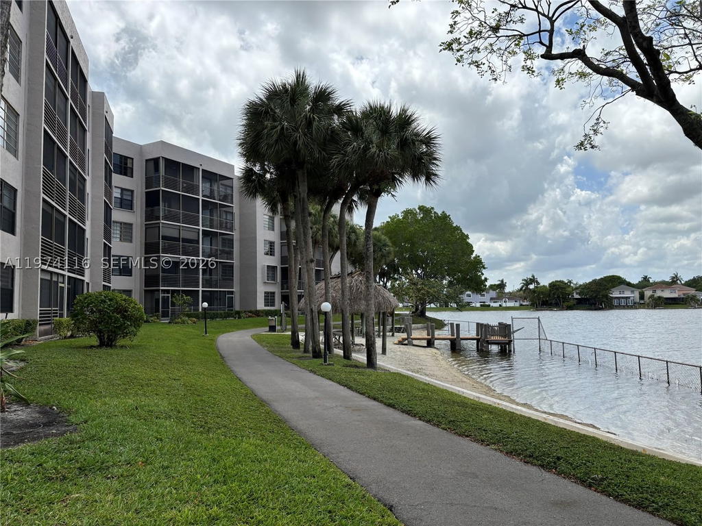 Real estate property located at 1100 Colony Point Cir #316, Broward, Colony Point 3 Condo, Pembroke Pines, FL