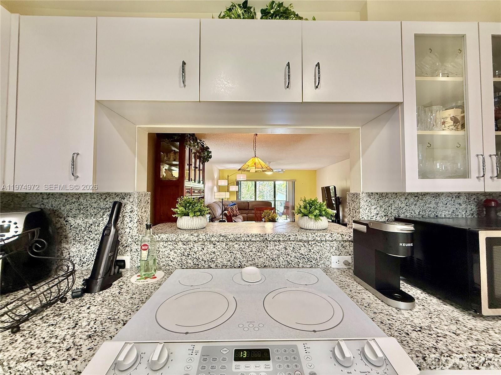 Real estate property located at 318 Lakeview Dr #203, Broward, Racquet Club Apts At Bona, Weston, FL