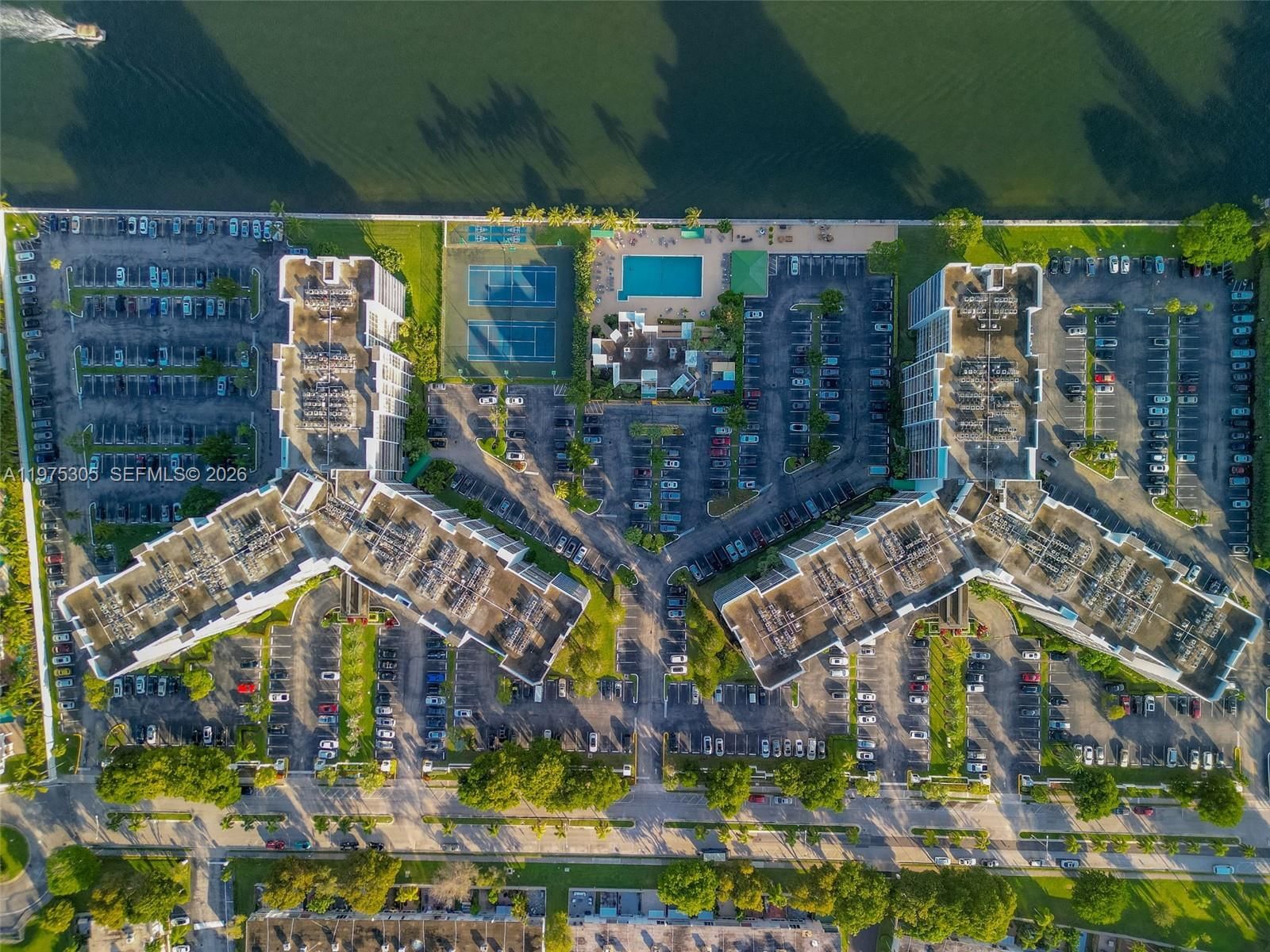 Real estate property located at 1000 Parkview Dr #1001, Broward, Oceanview Park Condo, Hallandale Beach, FL