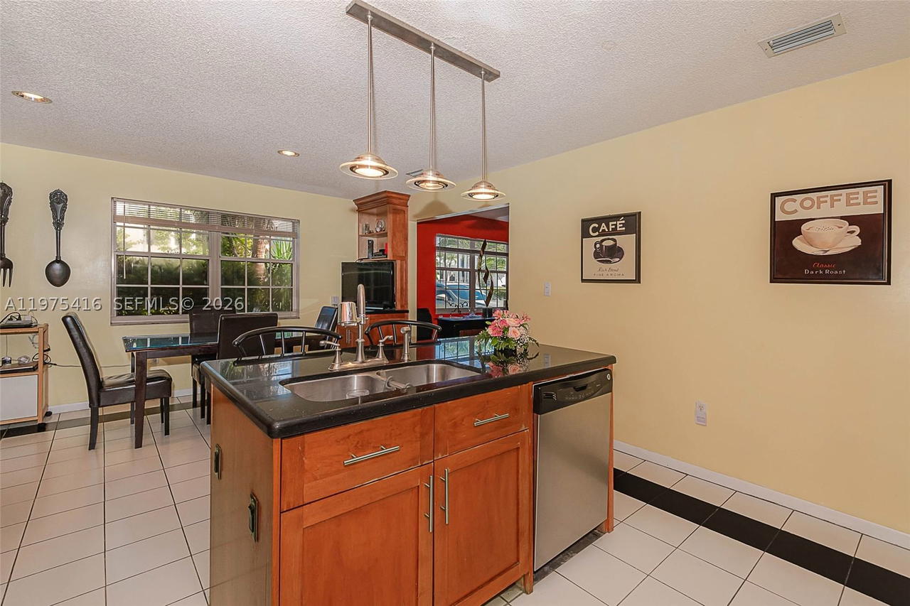 Real estate property located at 2518 206th Ter, Miami-dade, River Parc Estates, Miami, FL