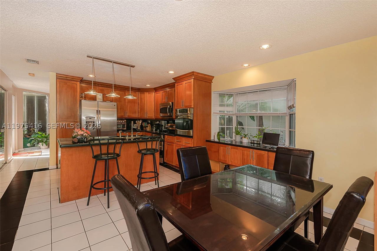 Real estate property located at 2518 206th Ter, Miami-dade, River Parc Estates, Miami, FL