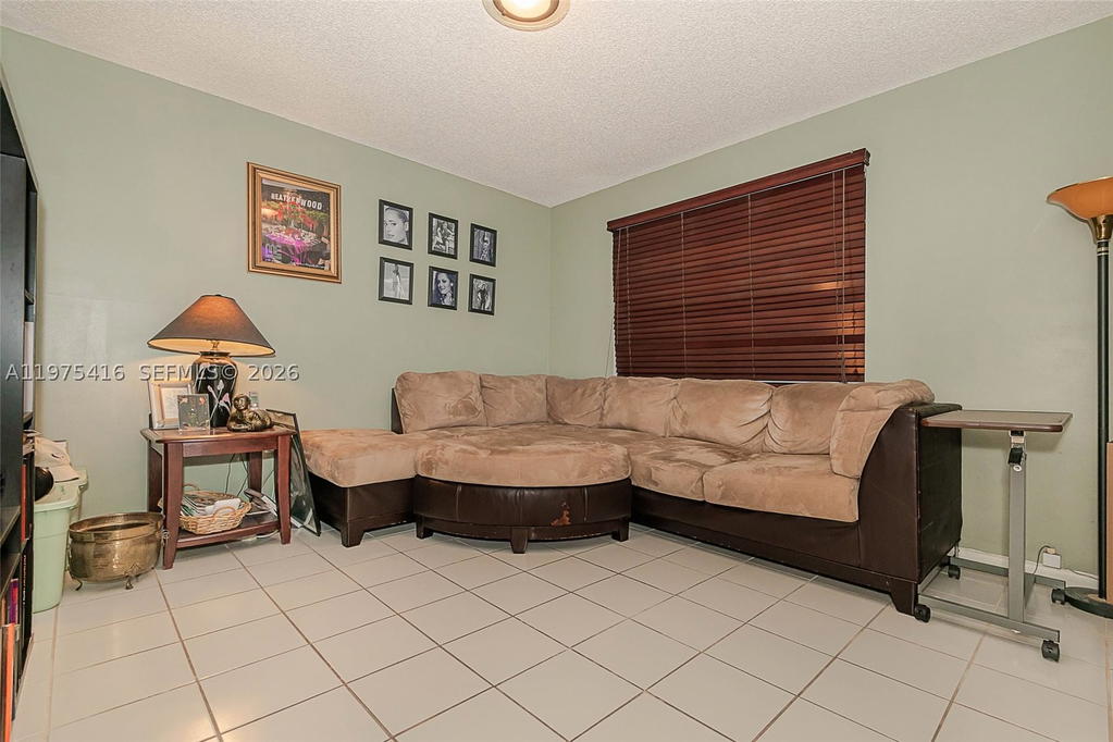Real estate property located at 2518 206th Ter, Miami-dade, River Parc Estates, Miami, FL
