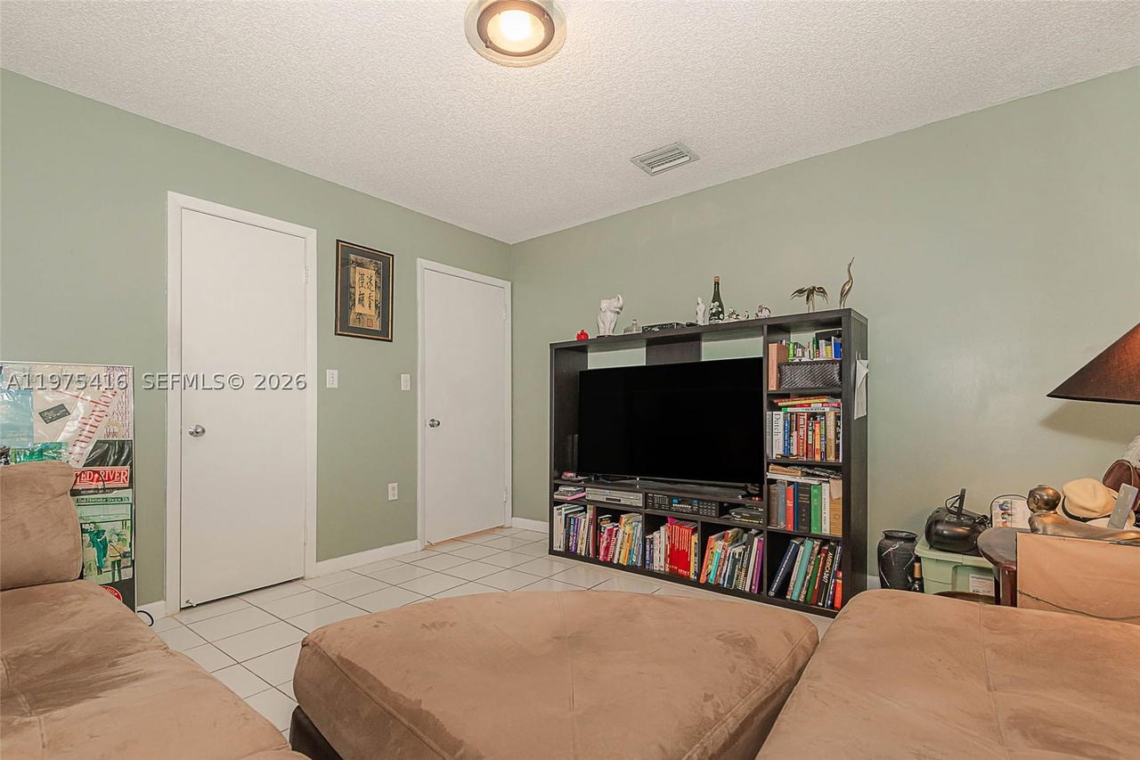 Real estate property located at 2518 206th Ter, Miami-dade, River Parc Estates, Miami, FL