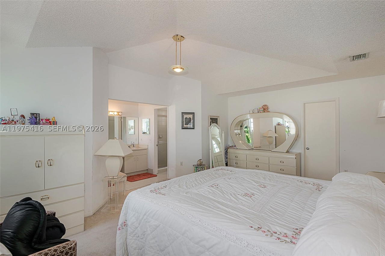 Real estate property located at 2518 206th Ter, Miami-dade, River Parc Estates, Miami, FL