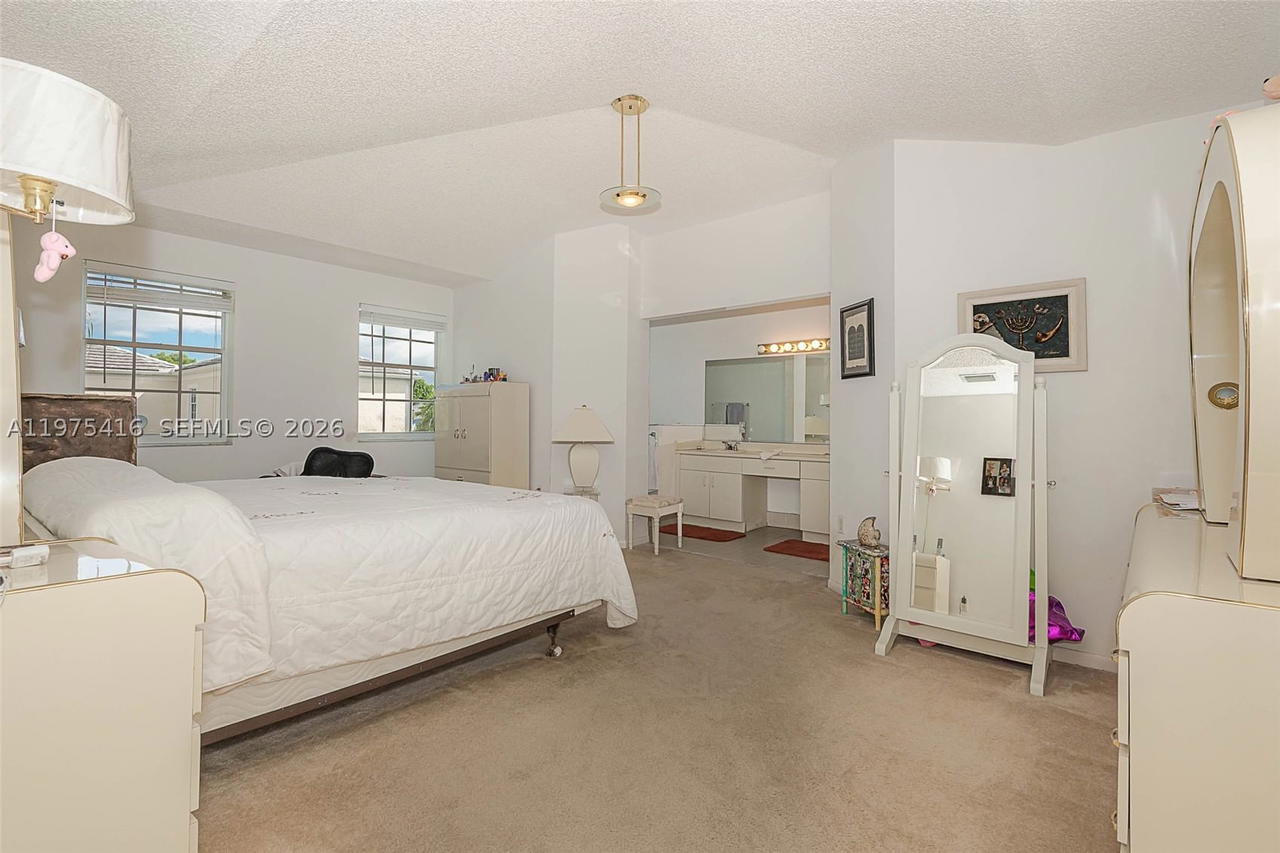 Real estate property located at 2518 206th Ter, Miami-dade, River Parc Estates, Miami, FL