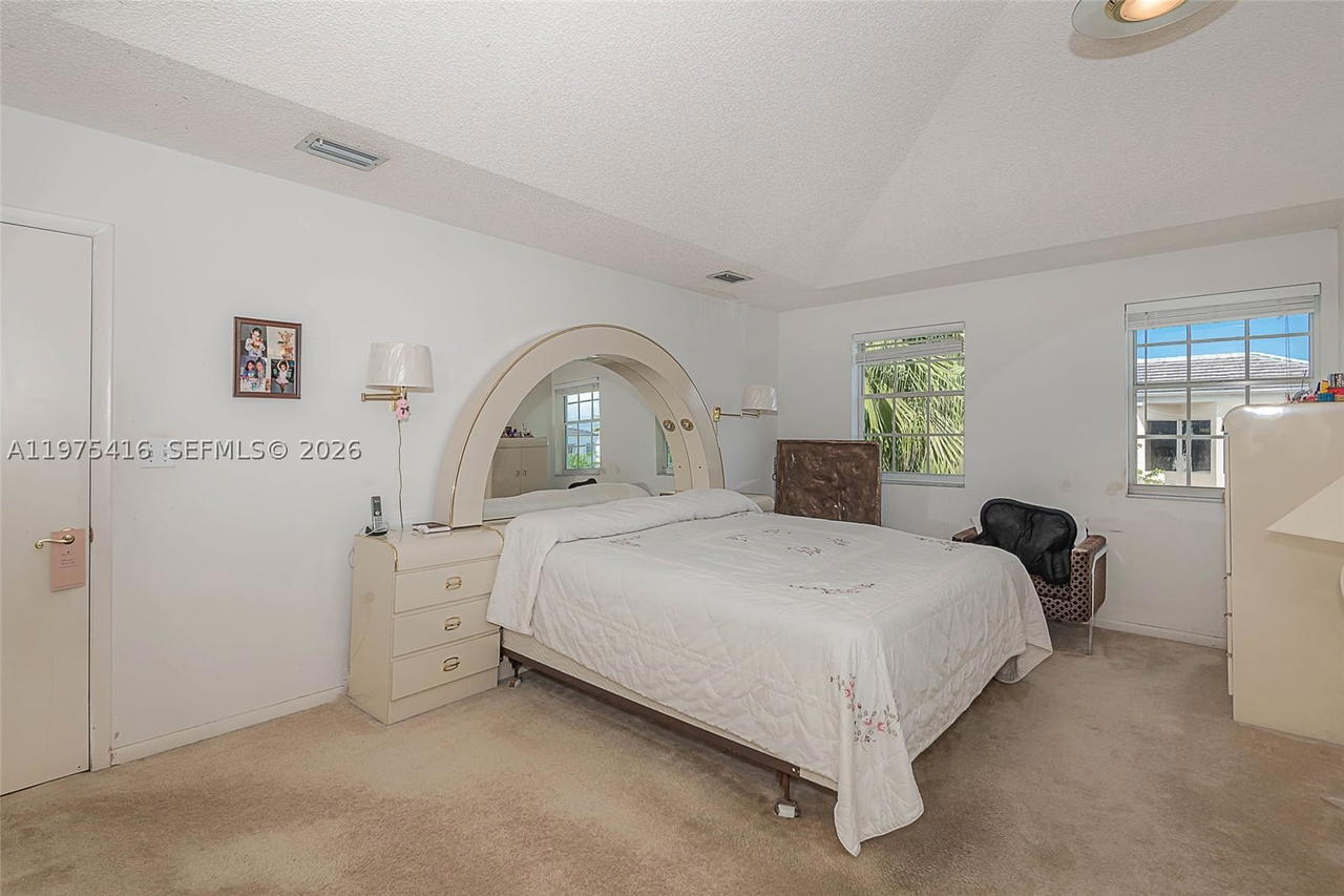 Real estate property located at 2518 206th Ter, Miami-dade, River Parc Estates, Miami, FL