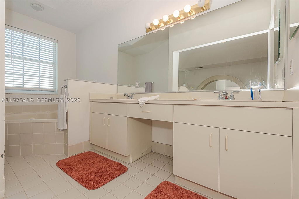 Real estate property located at 2518 206th Ter, Miami-dade, River Parc Estates, Miami, FL