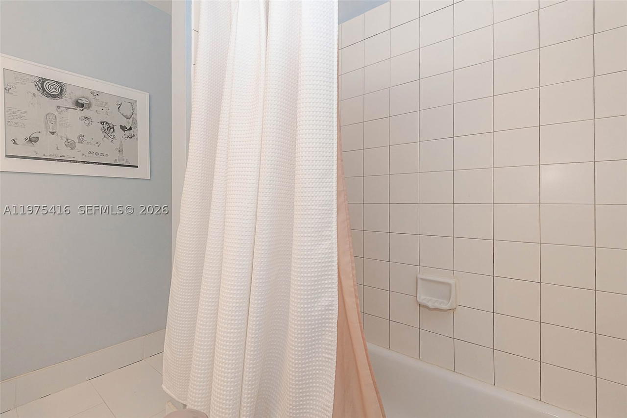 Real estate property located at 2518 206th Ter, Miami-dade, River Parc Estates, Miami, FL