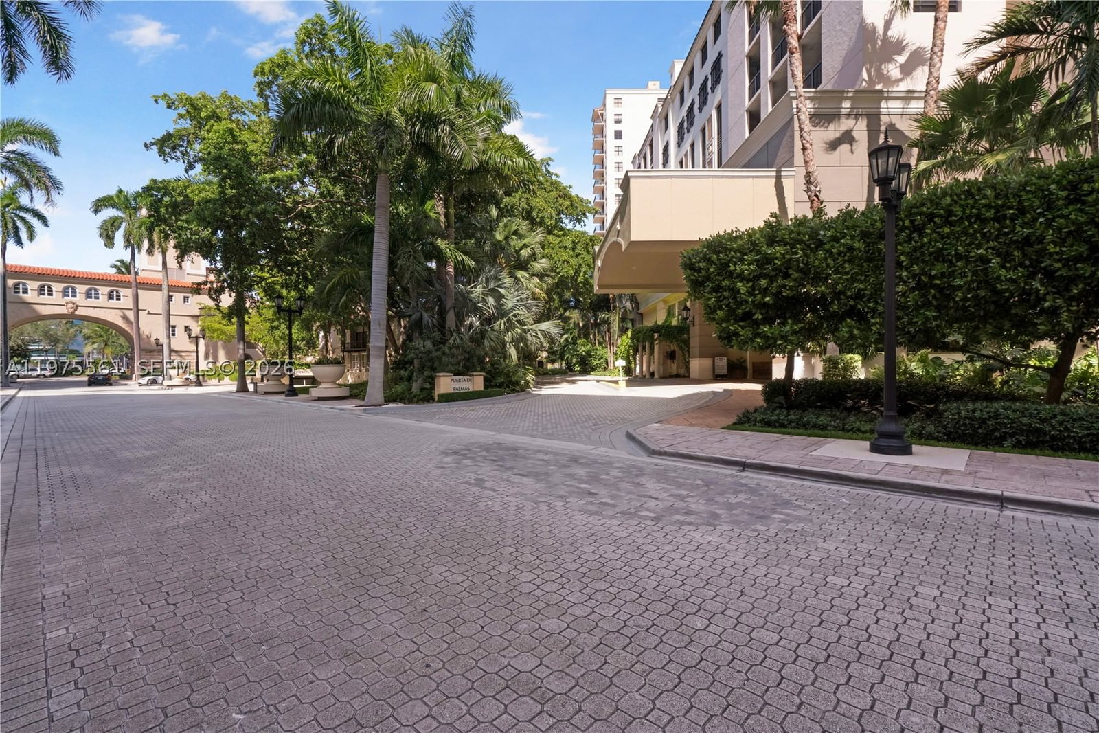 Real estate property located at 888 Douglas Rd #404, Miami-dade, Puerta De Palmas Condo, Coral Gables, FL