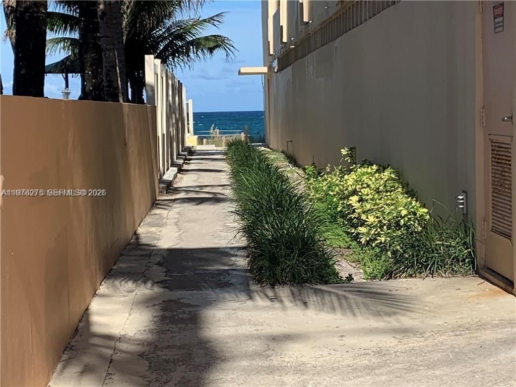 Real estate property located at 4228 Ocean Dr #17, Broward, French Leave West Condo, Lauderdale By The Sea, FL