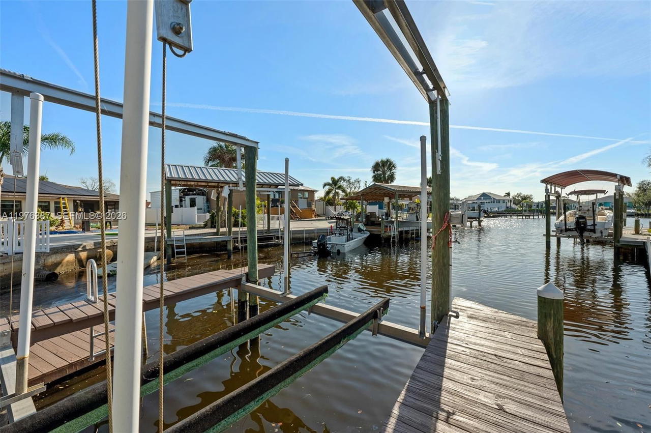 Real estate property located at 105 12th St SW, Hillsborough, Sable Cove Unit 2, Other, FL