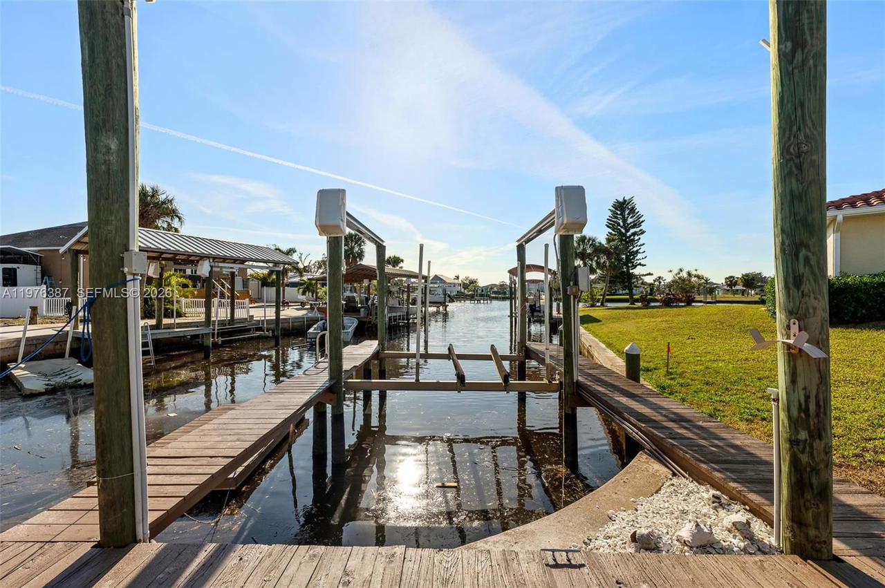 Real estate property located at 105 12th St SW, Hillsborough, Sable Cove Unit 2, Other, FL