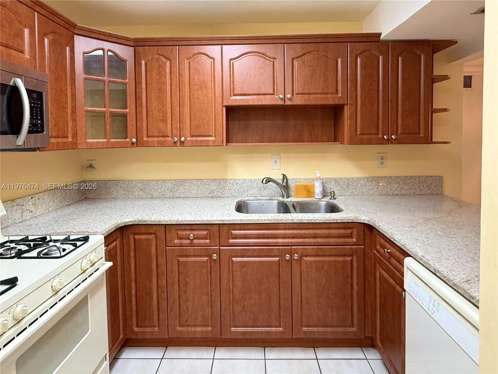Real estate property located at 6977 115th Pl E33, Miami-dade, Snapper Village Ph 2 Sec, Miami, FL
