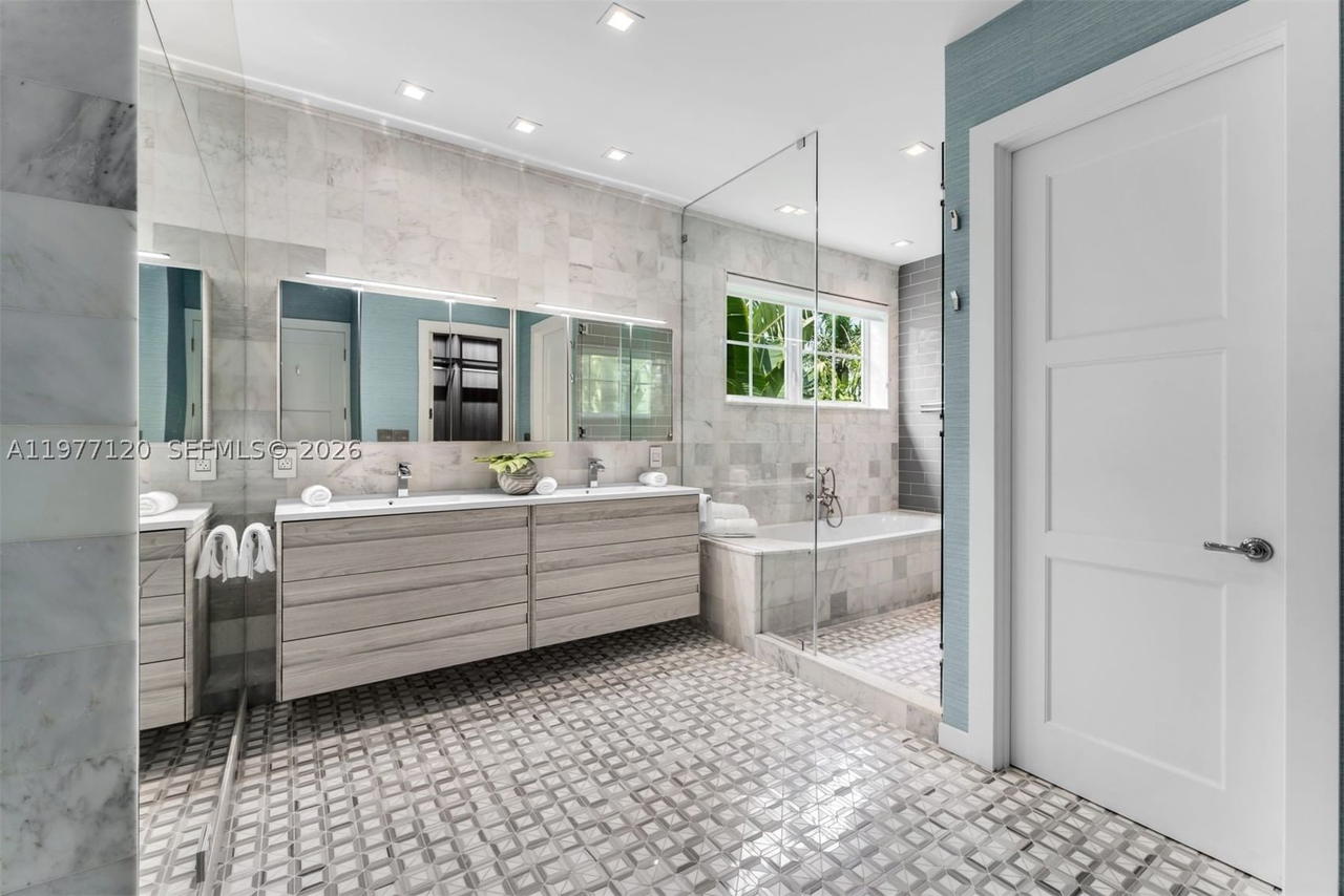 Real estate property located at 2887 Pine Tree Dr, Miami-dade, Flamingo Terrace Sub, Miami Beach, FL