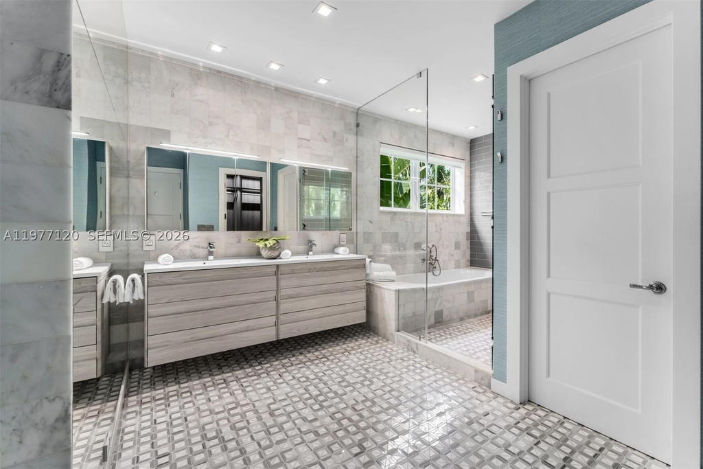 Real estate property located at 2887 Pine Tree Dr, Miami-dade, Flamingo Terrace Sub, Miami Beach, FL
