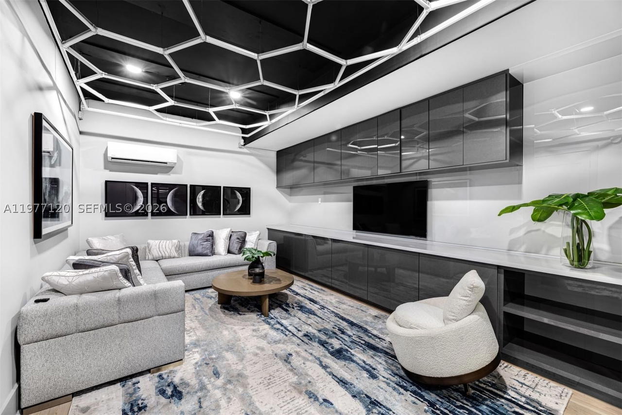 Real estate property located at 2887 Pine Tree Dr, Miami-dade, Flamingo Terrace Sub, Miami Beach, FL